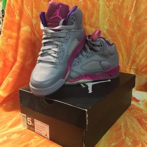 5Youth/6.5 Women’s Air Jordan 5 Retro sneakers
